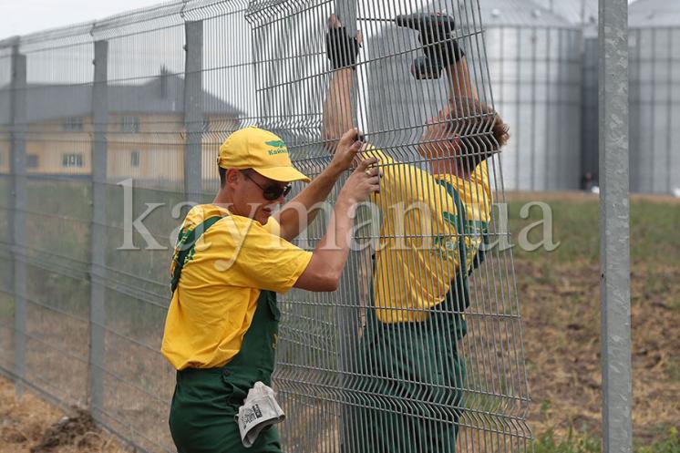 Установка забора из сварных панелей