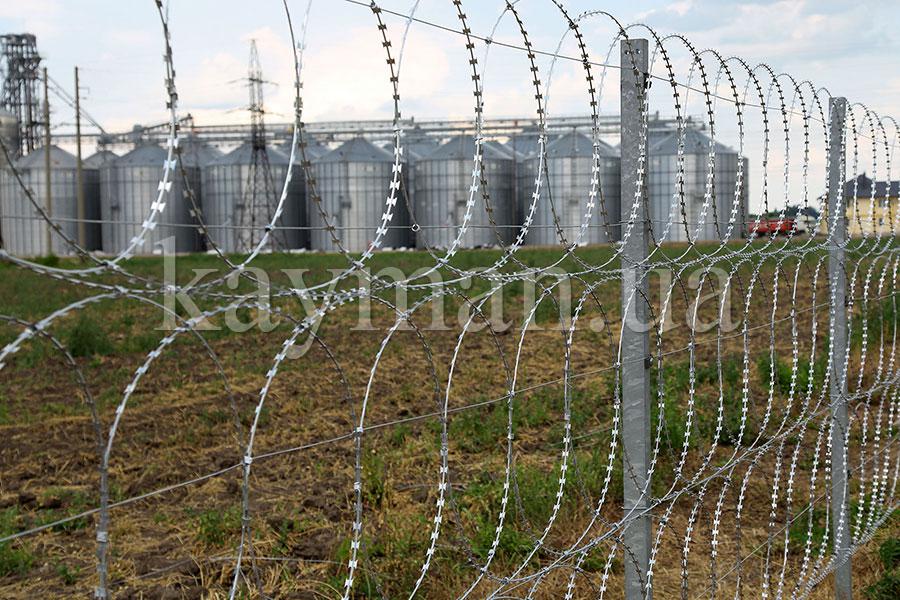 Kayman flat barrier fence