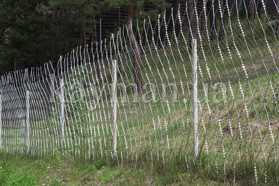 Fences strengthening with razor mesh