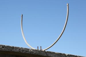 Кронштейн для спирали большого диаметра на бетонной плите