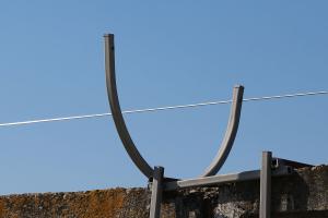 Кронштейн и натяжная проволока для монтажа спирального барьера